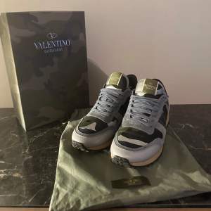 Valentino Rockrunners | Skick 8/10 | Nypris 6300kr, vårat pris endast 1899kr | Storlek 41 | Box och dustbag medföljer vid köp! | Svarar gärna på era frågor och funderingar!