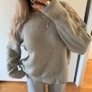 Stickad tröja  - Ljusgrön/beige i storlek S🫧🫧