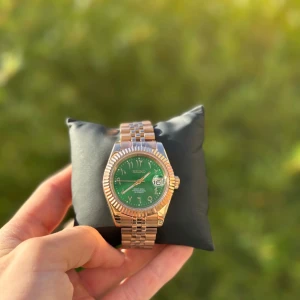 Seiko - Seiko datejust mod med en grön arabisk urtavla. Klockan är aldrig använda och är vattentät till 50m. Urverket är seikos egna NH35 och håller tiden riktigt bra. Sen så är klockan utrustad med kristal glas på bak och fram så den repas inte.