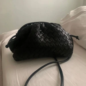 Svart flätad väska  - Säljer denna väska liknande den från Jackie! Super fin, man kan ta bort banden och ha de som en clutch också😊❤️