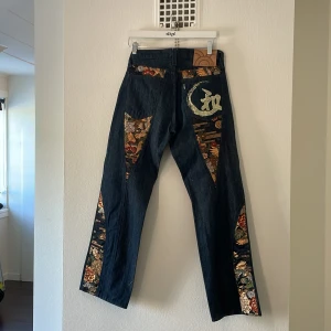 Bra kvalitet jeans med cool design - Säljer mina favorit jeans då det är för små🫠 kan gå ner i priset lite vid snabbt köp