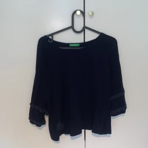 Kortärmad tröja - Super snygg marinblå kortärmad tröja, samma modell som de från other Stories, köpt i Spanien och går ej att köp här i Sverige ❤️ nästan aldrig använd 