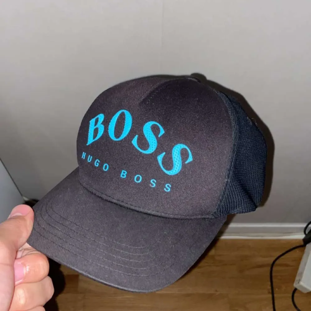 Tjena, jag säljer min Hugo boss keps på grund av att jag inte använder den längre. Fint skick och inga skador, de är bara att höra av sig om du är intresserad. Accessoarer.