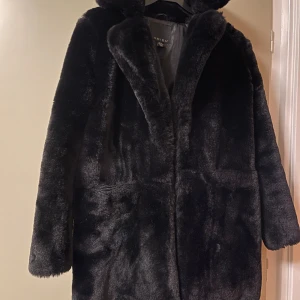 Pälsjacka pälskappa New yorker amisu fejkpäls - Fin och varm kappa Storlek 36  Stängs med knapp   Inertyget insidan av jackan har lite slitage