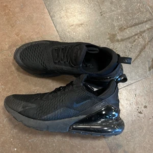 Nike air 270 - Helt nya Nike air 270 har lådan och kvitto om de skulle behövas köpta på jd sport för 2000kr 