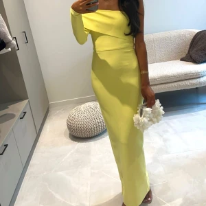 Gul enarmad klänning 💛 - Gul enarmad klänning i stretchigt material. Slits baktill. 