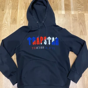 Trapstar - Säljer en Trapstar dress, byxor och hoodie. Skick 9/10. Litet hål vid vänster ficka. Skriv för mer info och bilder!