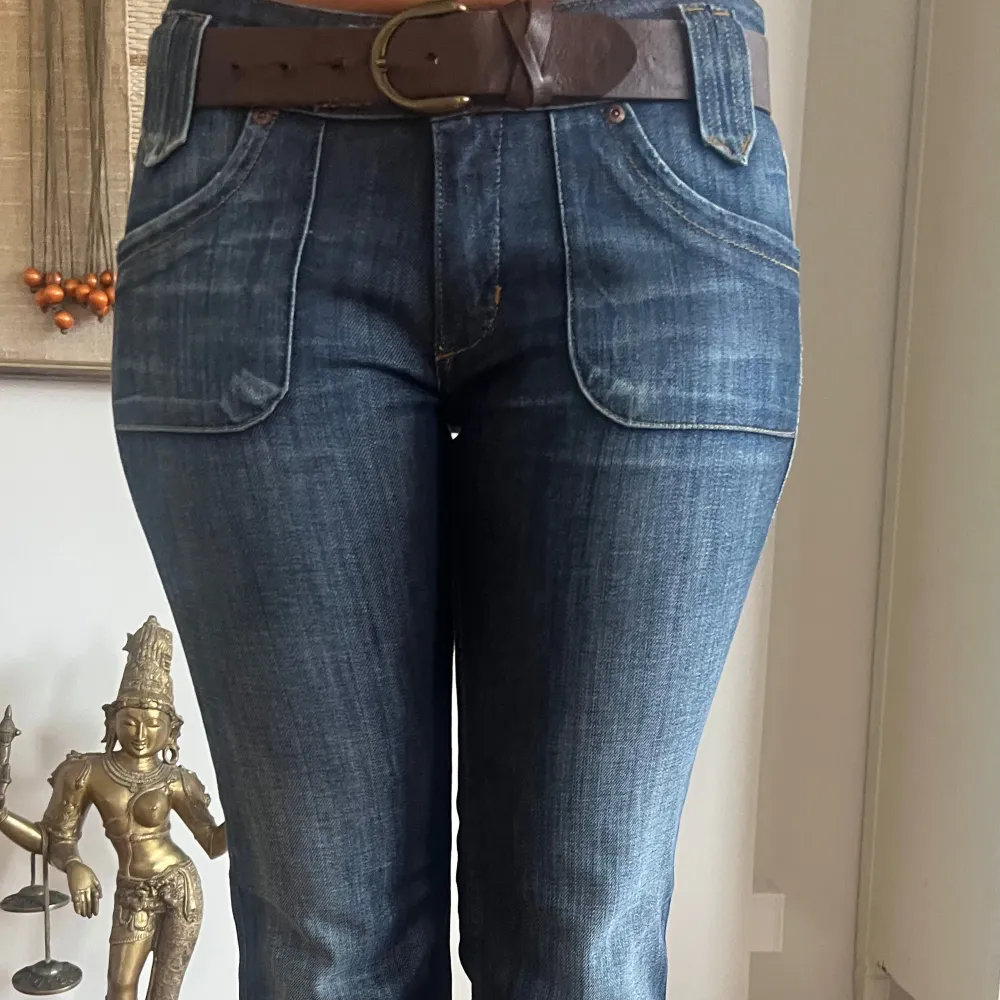 Säljer dessa lågmidjade jeans, (skärpet tillkommer ej). Jeans & Byxor.