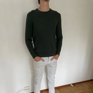 Stickad tröja - Hej! Säljer min tröja ifrån märket bondelid. Inga defekter eller hål, skick 9/10. Modellen på bilder är 185 och väger 78kg