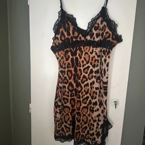 Nattlinne - Kort lattlinne i nyskick utan prislapp🎀 Märke och storlek står ej i (Köptes på Vinted) men skulle uppskatta att den är XS-S 🥰 Tryck görna på köp nu