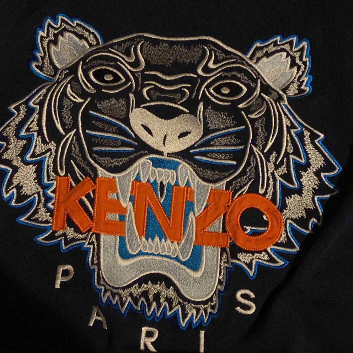 Mörkblå tröja med tigerbroderi från Kenzo - 3