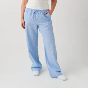Randiga linnebyxor från GinaTricot  - Randiga linnebyxor med vida ben Från Gina Tricot. De har sidofickor och resår i midjan med knytbar dragsko framtill. Jättefina och sköna, har använt fåtal gånger så skicket är mycket bra💙