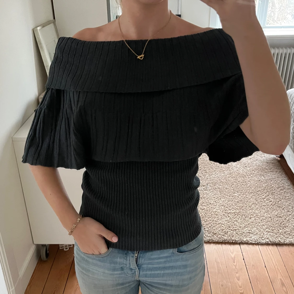 Svart/Grå ribbad offshoulder topp - 90