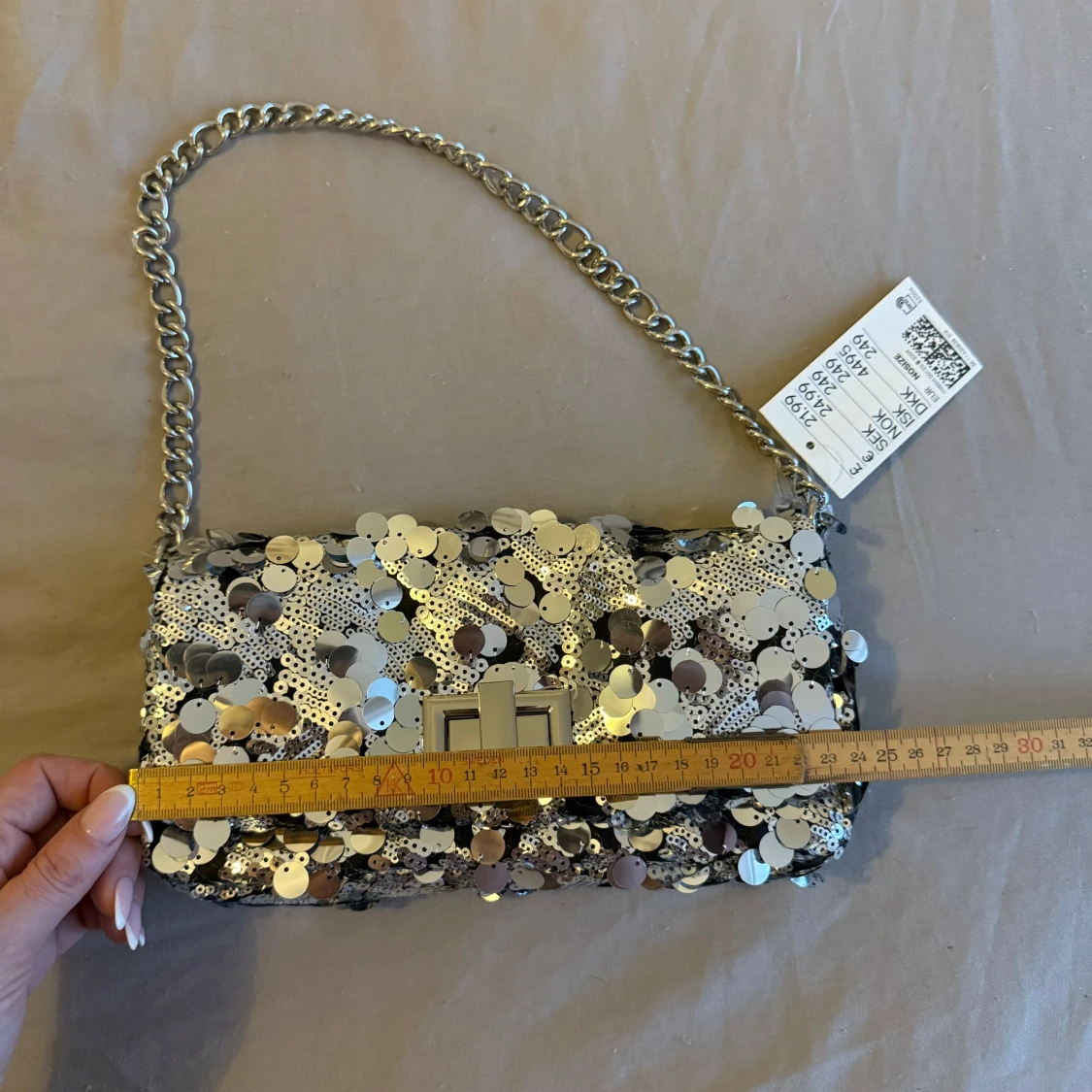 Silverfärgad axelväska med paljetter - 92