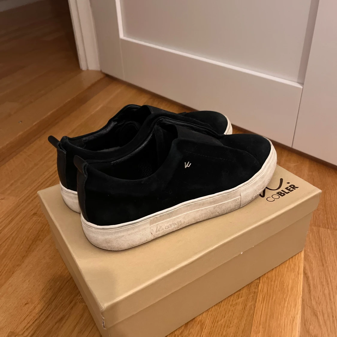 Svarta sneakers från Coblér