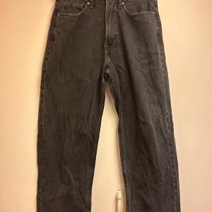 Svarta jeans från Vailent - Snygga svarta jeans från Vailent i storlek XS. De har en klassisk femficksdesign och en rak passform som ger en tidlös look. Perfekta för en stilren vardagsoutfit.