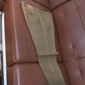 Olivgröna byxor från Harmont & Blaine - Snygga olivgröna byxor från Harmont & Blaine med en klassisk design. Byxorna har en knappdetalj vid bakfickan och ett stilrent märke på baksidan. Perfekta för en stilren look.