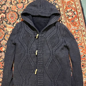 Mörkblå fodrad kofta! - Säljer sjukt snygg och skön kofta! Den är extremt skön då den är fodrad inuti perfekt för kalla dagar!