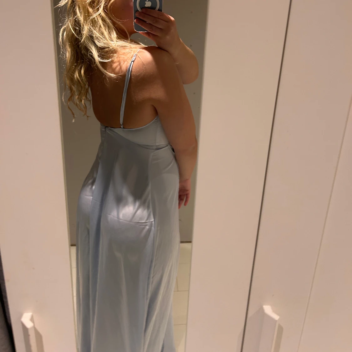 Ljusblå långklänning med slits - 90