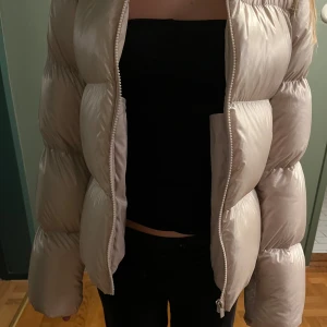 Uniqlo ultra light down jacka I berige  - Säljer denna oanvända jackan köpte för 2 år sen med aldrig använd så ny skick köpte för 1400kr 