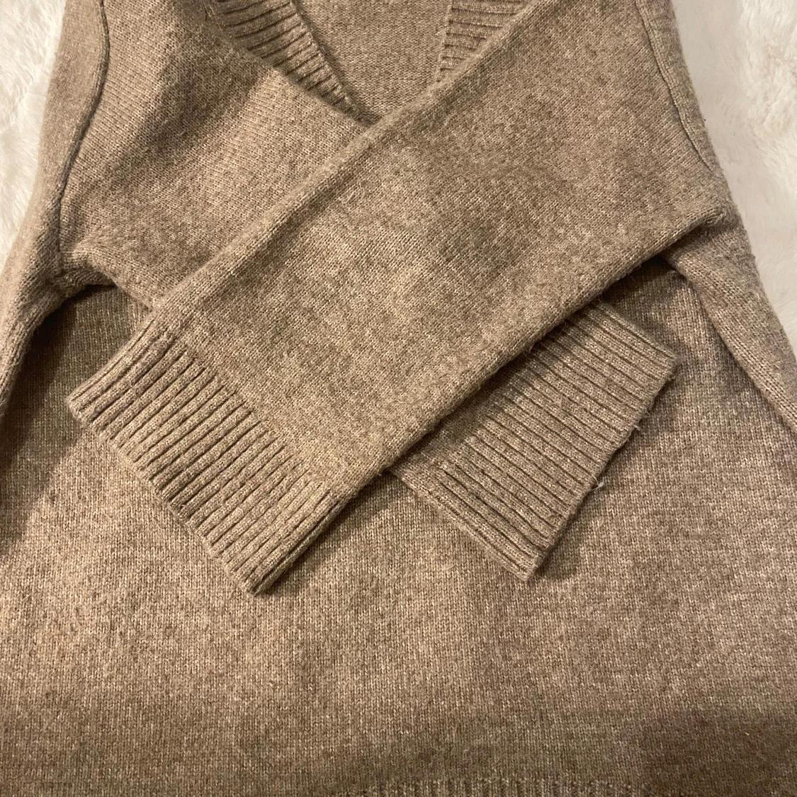 Beige stickad tröja med v-ringning - 91