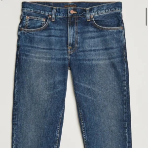 Nudie Jeans - Gritty Jackson - Säljer mina snygga blå jeans från Nudie, köpt på NK för 3 år sedan isch. De har en rak passform och är perfekta för en avslappnad stil. Knappt använda och ingen defekt på jeansen.
