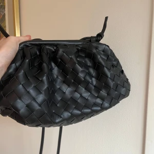 populär clutch väska  - säljer min så snygga och trendiga flätad väska!!❣️