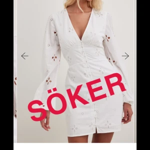 Vit klänning med blommigt mönster - Söker denna klänning från NA-KD i storlek 32 alt 34. Den heter ”Miniklänning med anglaise och ballongärmar” på hemsidan