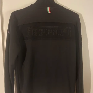 Svart tröja från Puma x Ferrari - Säljer en svart tröja från puma med samarbete med Ferrari!! Riktigt fett tryck på ryggen. Tar byten. Passar absolut M och nästan L också 