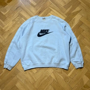 Vintage 90s babyblue Nike crewneck - En vintage tröja från Nike med boxig passform. Tröjan är i mycket bra skick storlek Large 