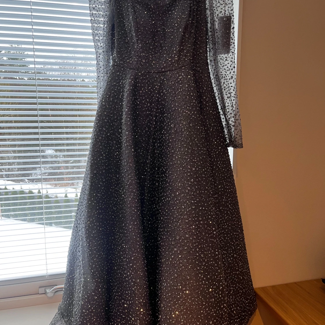 Glittrig långklänning i silver - 4