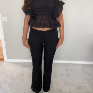 Svarta kostymbyxor bikbok  - Snygga svarta kostymbyxor med bootcut-stil. Från bikbok storlek 38