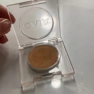 Ögonskugga i nyansen Tan från CAIA - Snygg ögonskugga från CAIA i nyansen Tan. Kommer i en praktisk transparent förpackning som gör det enkelt att se färgen. Perfekt för en naturlig look.