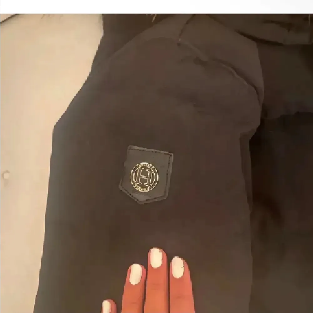 säljer min fina hollies jacka eftersom jag inte använder den mera. Jättebra skick, nypris runt 4000 och tror den e helt slutsåld. Kan skicka mer bilder privat, pälsen är äkta‼️‼️. Takit.