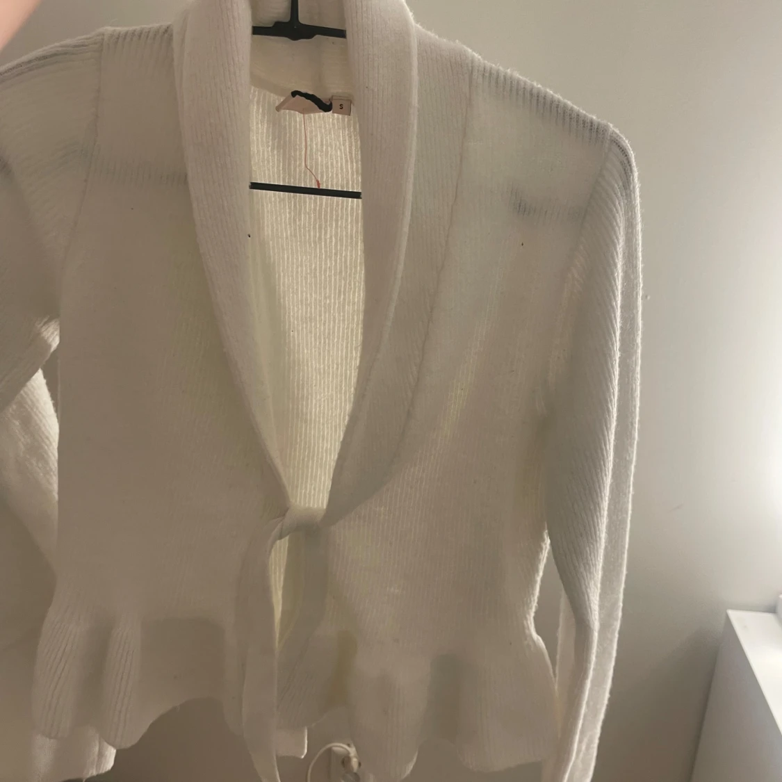 Vit stickad kofta med knytband - 90