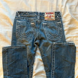 true religion jeans - Jeans midjan är 37cm och är 78cm långa på innersömmen benöppning är 18,5cm. Inte använd sen jag köpte dem här, var för små för mig. Messa innan du köper.