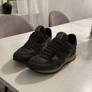 Valentino Rockrunners - Snygga och fräscha Valentino Rockrunners, passar perfekt inför våren/sommaren. Har haft dom drygt en månad, inga defekter förutom i fram på skorna har slitits lite men inget man tänker på. Skick 9/10 skriv om du har funderingar.   OBS fläckarna är vatten fläckar😊