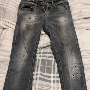 Dondup George  - Dondup George i storlek 30. Nypris ca 3400 kr. Skick 7/10 (behöver lappas igen mellan benen). I övrigt fint skick!