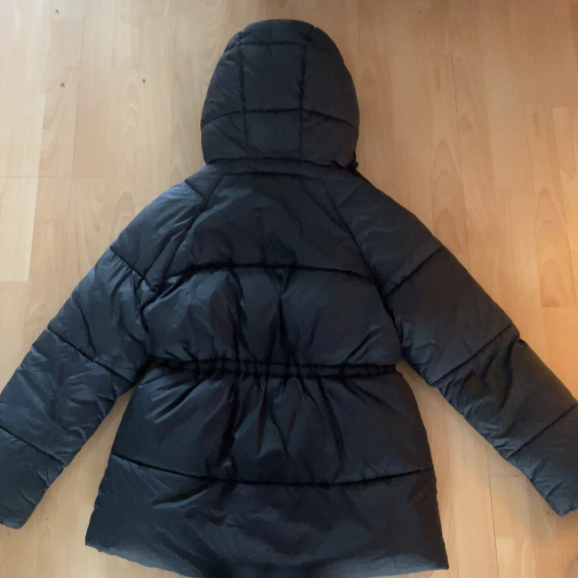 Svart dunjacka med huva - 90