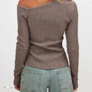Brun offshoulder topp - Snygg brun offshoulder topp med lång ärm Toppen har en ribbad struktur. Lånade bilder från nätet så fråga gärna om bilder. Tröjan är helt ny. Storlek 38 men sitter också som 36. Pris kan diskuteras 