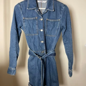 Denim jumpsuit - Denim jumpsuit med långa ärmar och avklippta ben😍