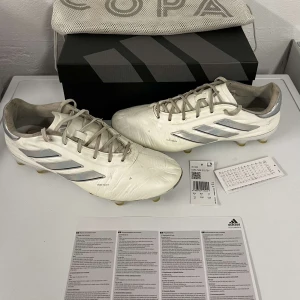 Adidas Copa pure 2 Elite FG - Tjena, säljer mina adidas copa skor i högsta modellen. Inköpta för över 3000kr och använda mindre än en halv säsong. Vid minsta möjliga fundering så bara att hör av sig!