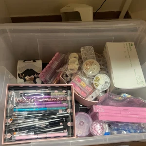 Stor samling av smink och tillbehör - Säljer en stor samling av nageltillbehör. En hel låda fylld med glitter, dekorationer, engångsmaterial samt verktyg som går att sterilisera.