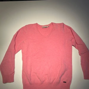 Rosa kashmirtröja från Cashmere Club!!! - Säljer en mjuk och stilren rosa kashmirtröja från Cashmere Club. Tröjan har en v-ringad design och långa ärmar. Tillverkad i en blandning av kashmir och bomull. Säljer då den inte kommer till användning. Pris kan diskuteras! 💕
