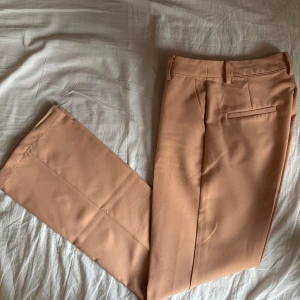  kostymbyxor - Flare kostymbyxor peachfärgade, använda en gång då de är för långa för mig som är 153