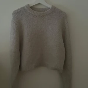 Beige stickad tröja från Zara - Beige/grå stickad tröja från Zara. Storlek S. 