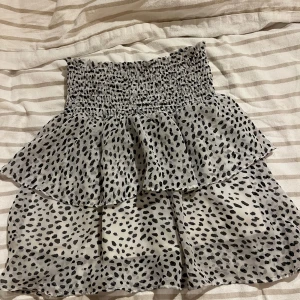 Kjol från Chelsea  - Söt prickig kjol med volangdetaljer från Chelsea 