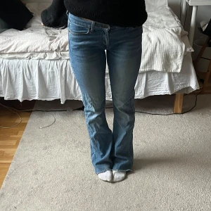 Blå lågmidjade bootcut jeans - Lågmidjade vintage bootcut jeans i bra skick!💘