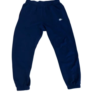 Mörkblå mjukisbyxor från Nike - Snygga och bekväma mörkblå mjukisbyxor från Nike som aldrig är använda!