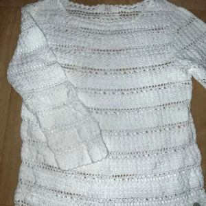 Vit spetsblus från 365 - Säljer en elegant vit spetsblus från 365. Blusen har ett vackert genombrutet mönster.